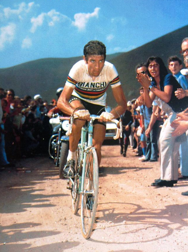 Gimondi in azione, in maglia iridata